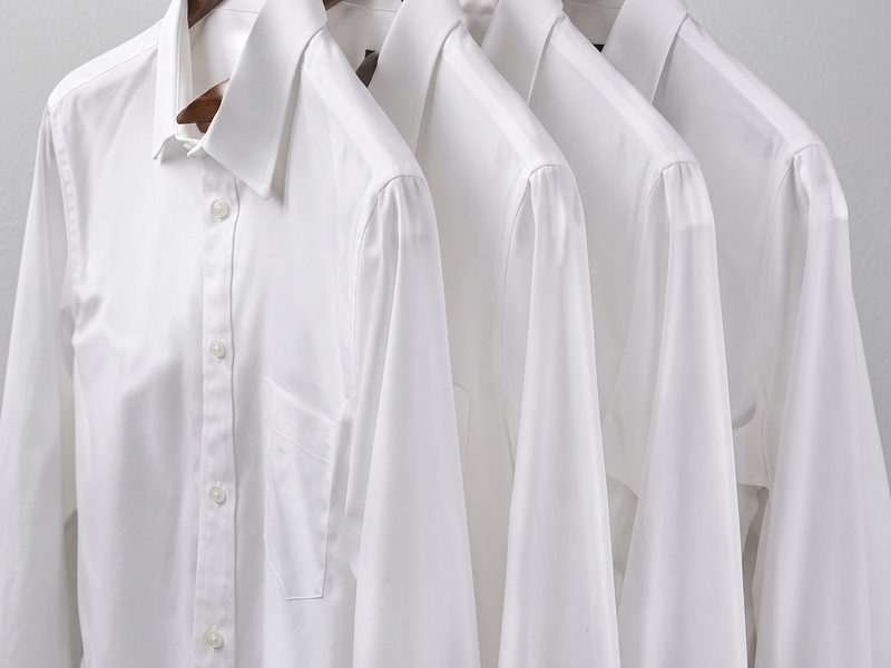 Recuperación de prendas blancas en Medellín: camisa blanca despercudida